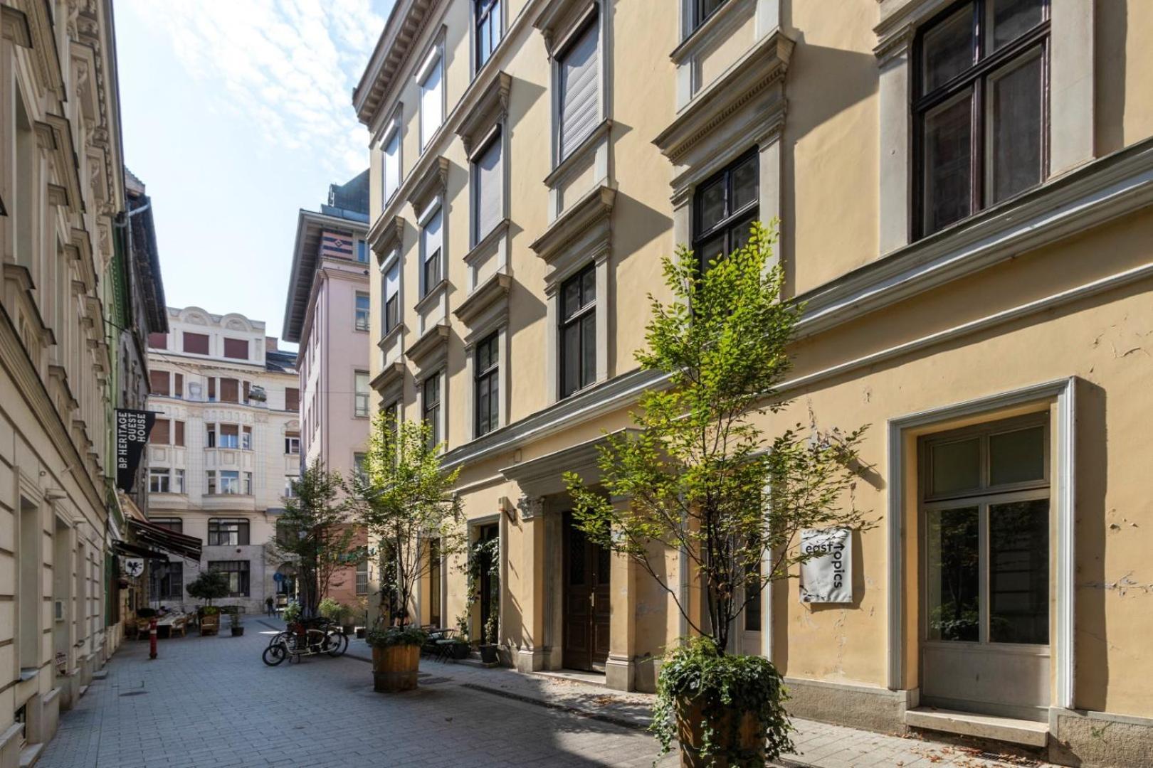 Little Americas Main Street Apartments Budapest Bagian luar foto