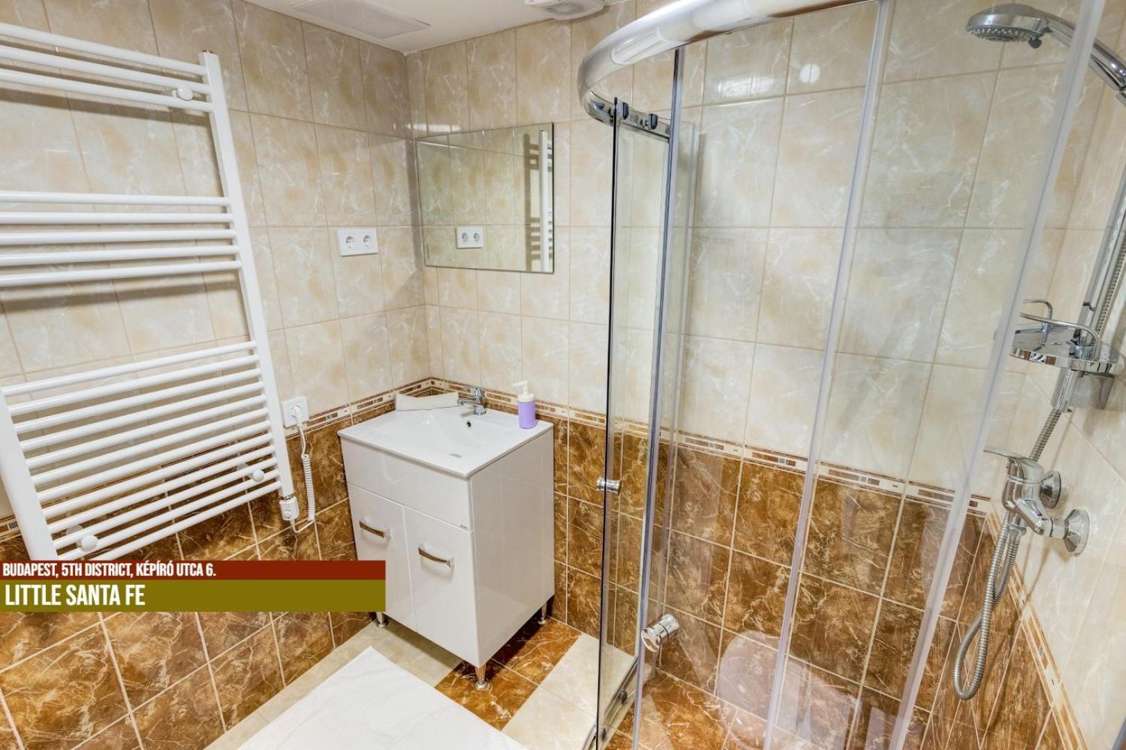 Little Americas Main Street Apartments Budapest Bagian luar foto