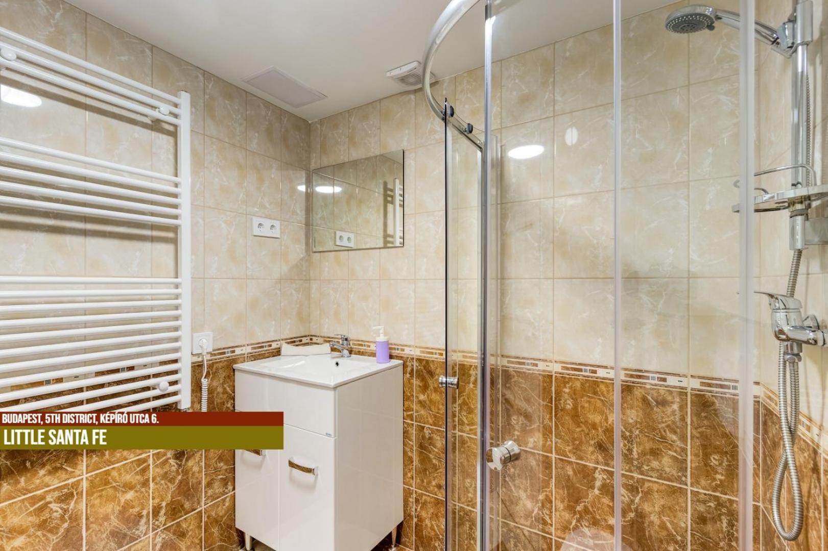 Little Americas Main Street Apartments Budapest Bagian luar foto