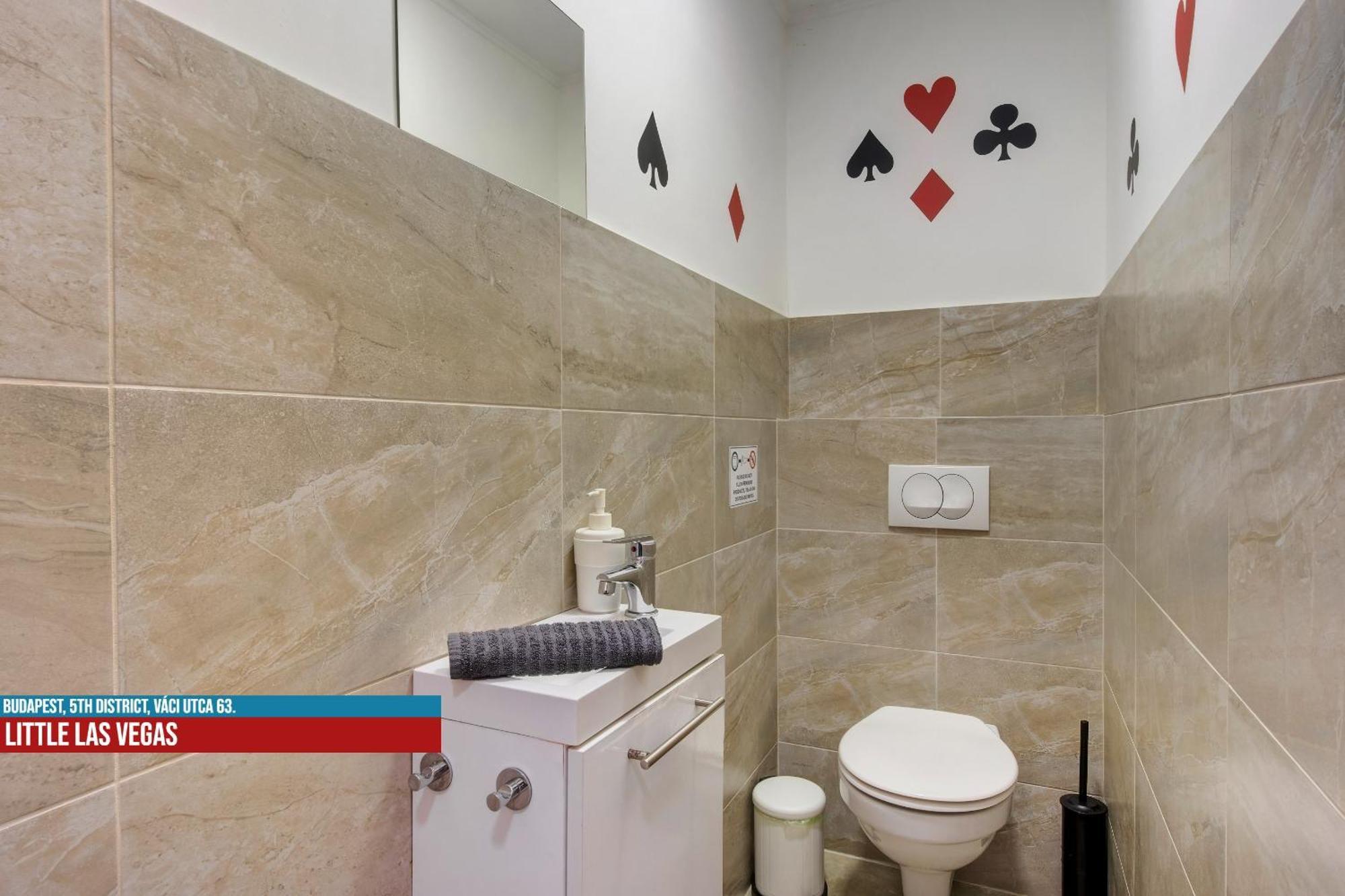 Little Americas Main Street Apartments Budapest Bagian luar foto