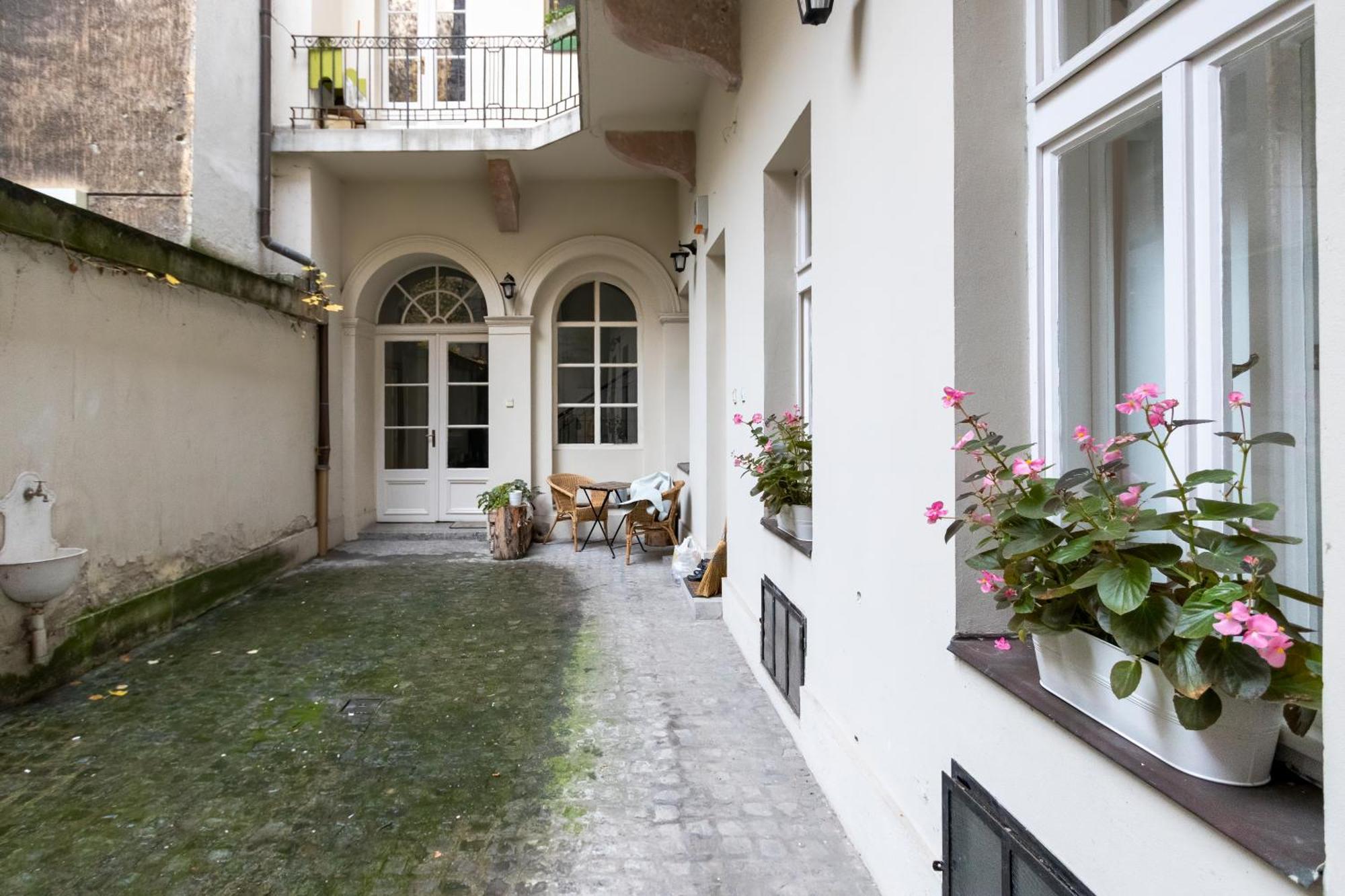 Little Americas Main Street Apartments Budapest Bagian luar foto