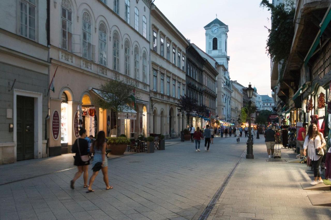 Little Americas Main Street Apartments Budapest Bagian luar foto
