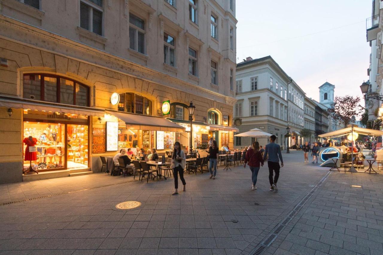 Little Americas Main Street Apartments Budapest Bagian luar foto