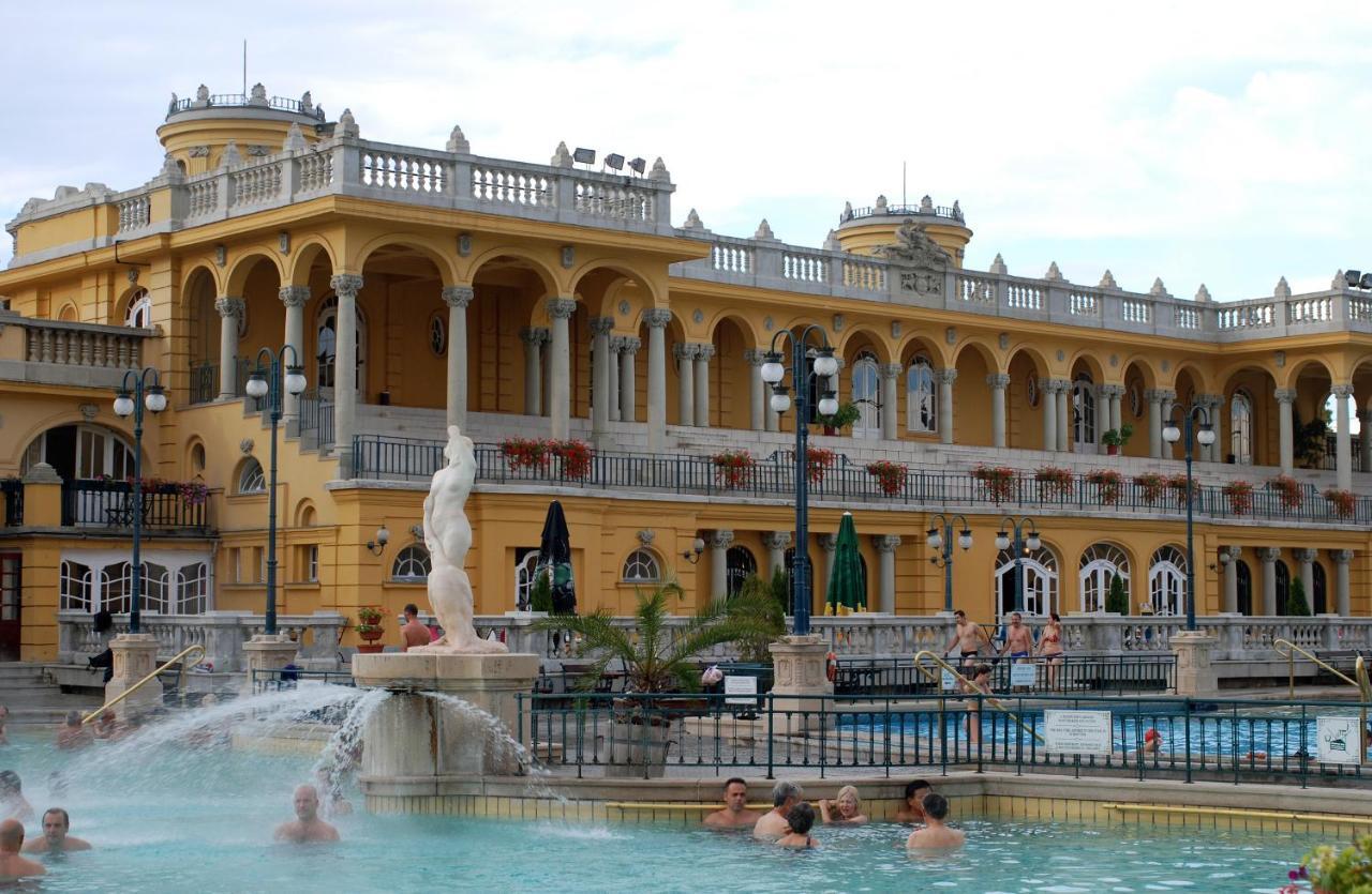 Little Americas Main Street Apartments Budapest Bagian luar foto